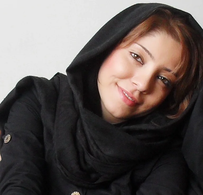 صنم نافع: صدای نو در غزل و پلی میان فرهنگ‌ها با ترجمه